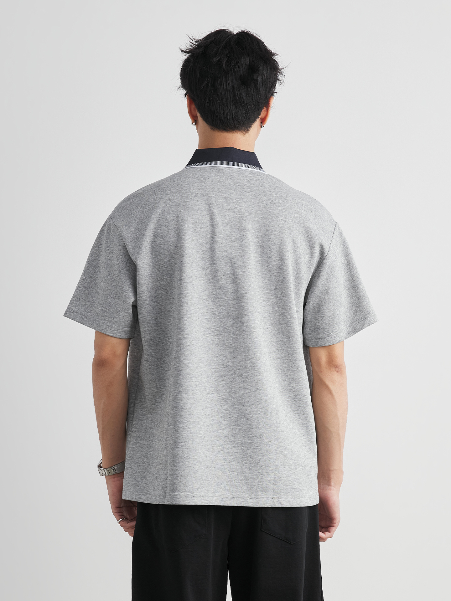 Áo polo nam cổ bẻ họa tiết chó con thêu, tay ngắn, form rộng thả vai — đen