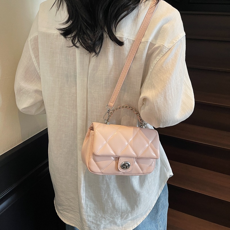 Este año, la popularidad de bordado de diamante es una pequeña bolsa de viento fragante para mujeres 2025, una nueva bolsa de mano universal, una bolsa de hombro.