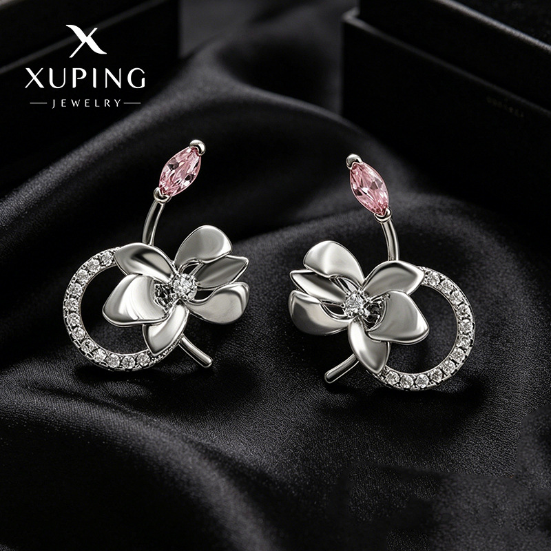 Xuping serie de flores de estilo colorido círculo geométrico pernos de aleación de cobre chapado blanco lujoso atmósfera ligera auriculares japoneses y coreanos