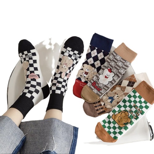 Mori-style cute women's socks, mid-calf socks for autumn and winter, with little bear design, British cartoon style, preppy college look, thickened cotton socks for winter, Instagram-style trendy socks.