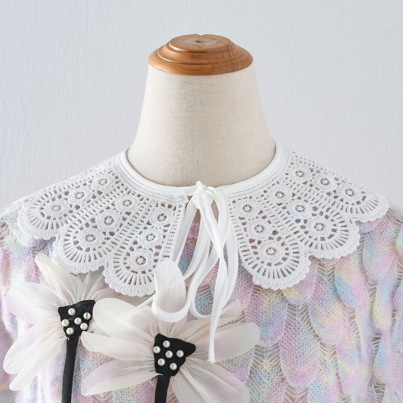小さい肩の外で女性の夏服を掛けて襟の日焼け止めを飾ります。|undefined