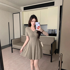 大きいサイズの女性用半袖ニットワンピース、夏の新スタイル、少し太ったスリムなAラインスカート、Vネックフレンチスカート