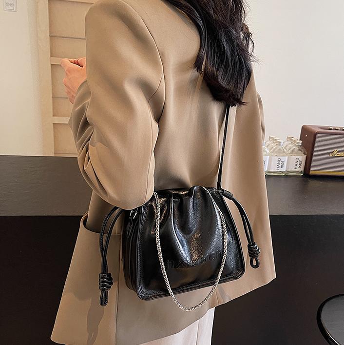 Bolso de explosión de moda plegado para mujeres 2025, nuevo bolso de piel de cera de aceite de estilo universal, bolso casual simple de hombro bajo la axila