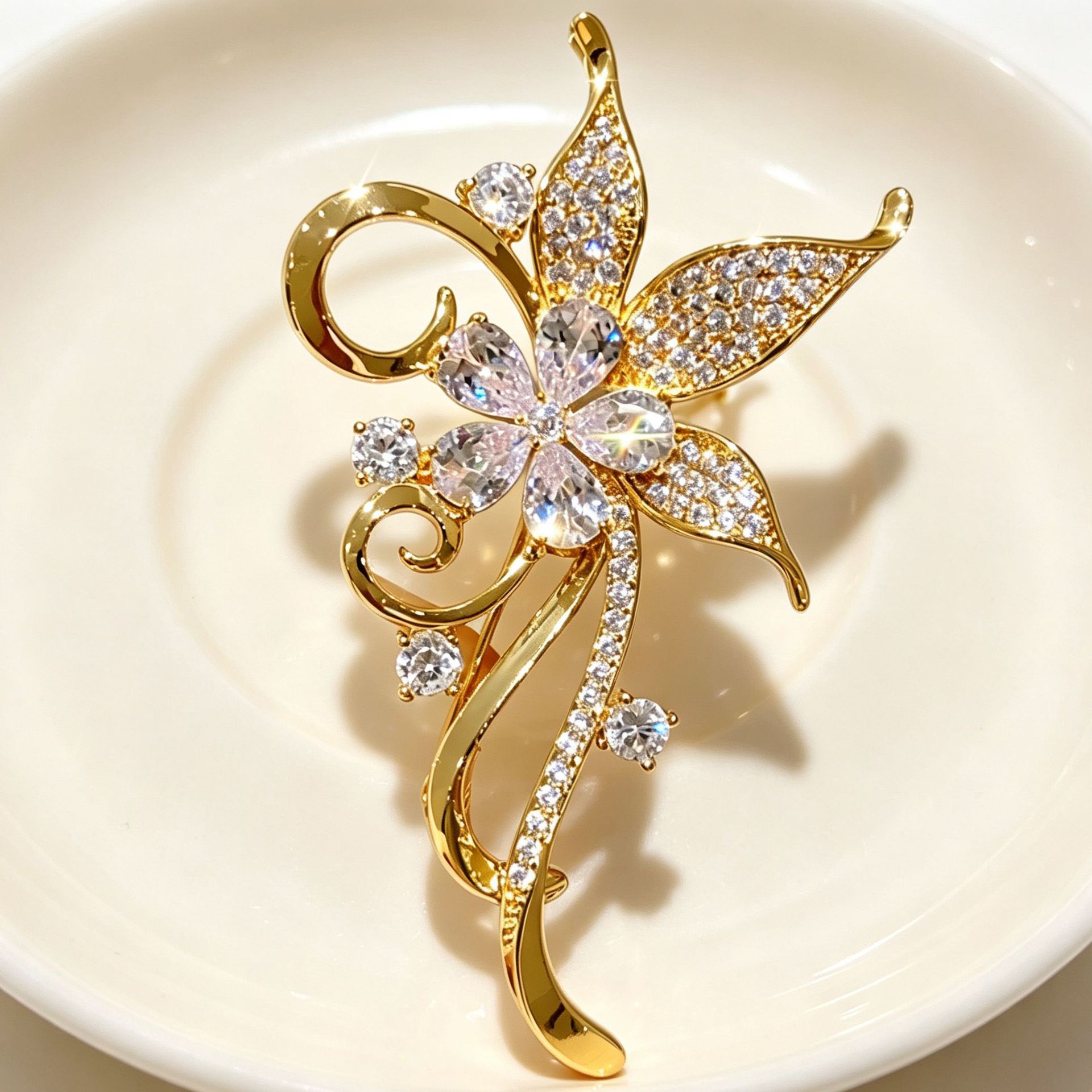 golden fashionable high-end brooch