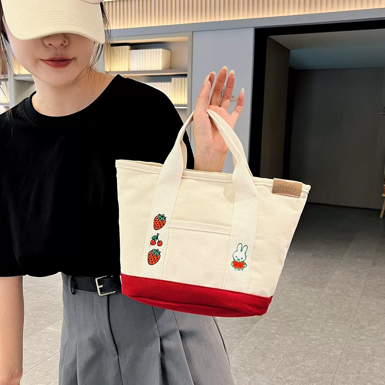 日系ins可爱刺绣帆布包包女2025新款宝妈外出手拎包上班便当包潮