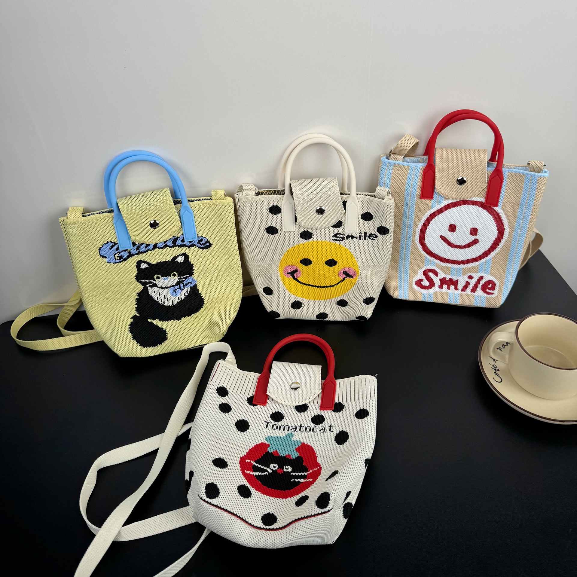 高级感新款可爱卡通针织手机包可调节斜挎手提包小众百搭多巴胺包