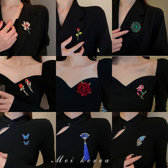 New Chinese-style retro diamond-embellished flower brooch with a national atmosphere, versatile and suitable for all occasions, prevents exposure, trendy western clothing accessory