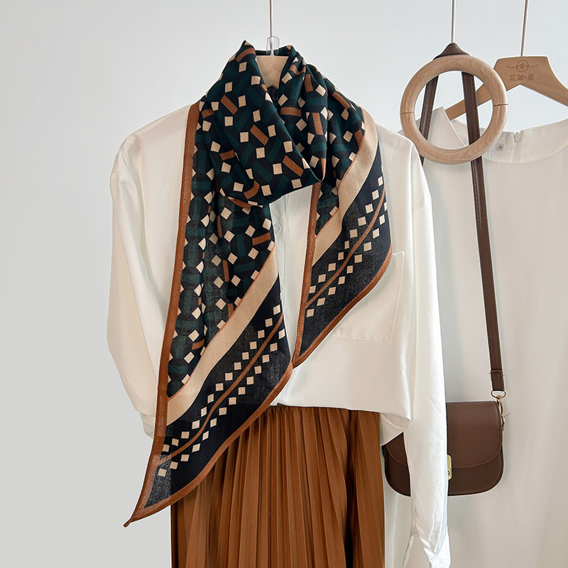 Alta sensación de tendencia simple impresión geométrica seda simulación toallas paralelas de una sola capa nicho mujer toallas de seda de lana retro