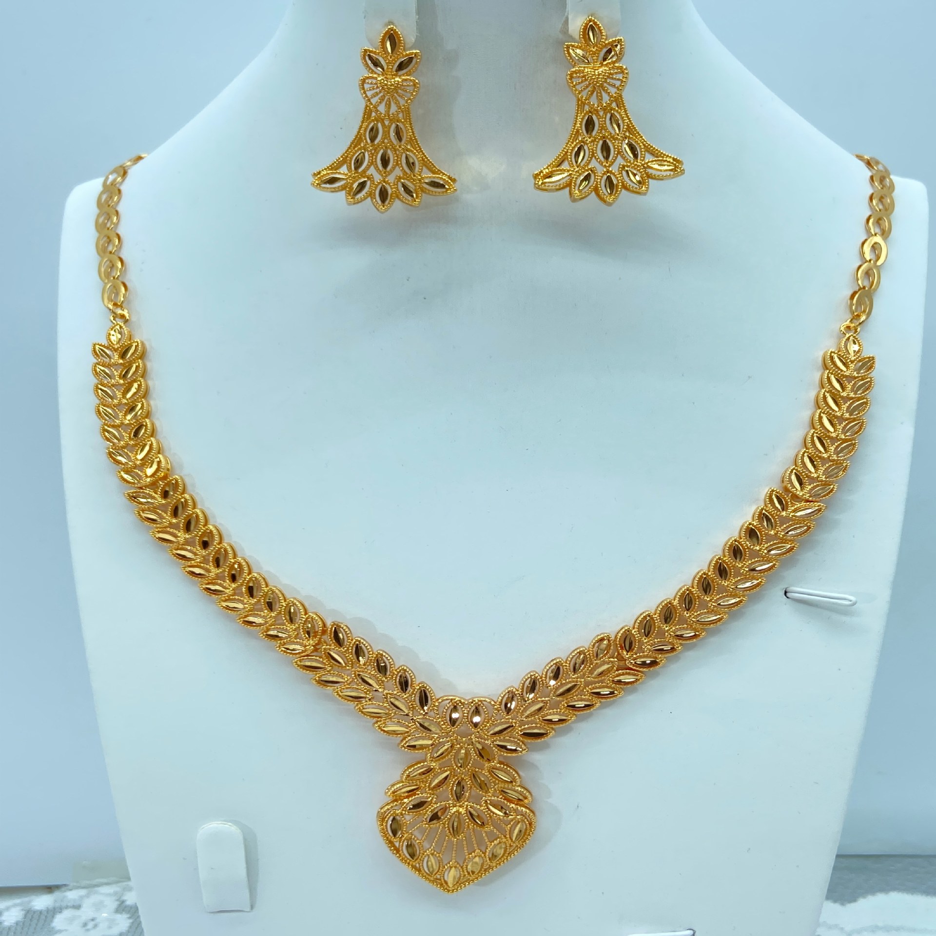 Transfronterizos de moda retro de Oriente Medio conjunto de joyería collar pendientes de boda banquete de bronce de lujo joyería dorada mujer