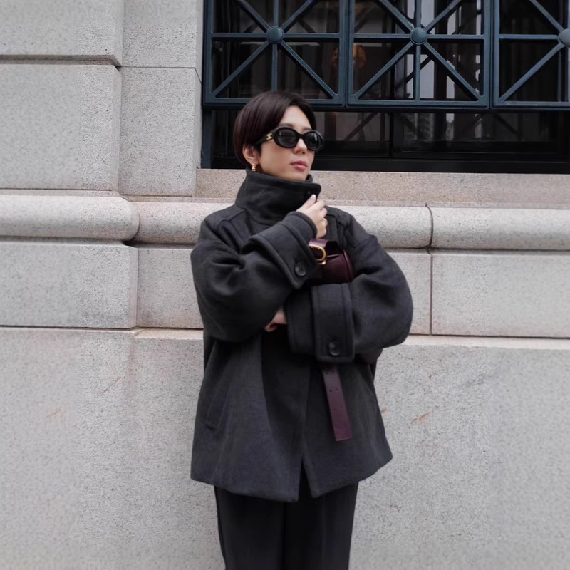 Japanese-Style Autumn and Winter Retro Fashionable Stand-Collar Silhouette Design Woolen Coat, Slim-Fit Short Coat for Petite Figures Japanese-Style Autumn and Winter Retro Fashionable Stand-Collar Silhouette Design Woolen Coat, Slim-Fit Short Coat for Petite Figures