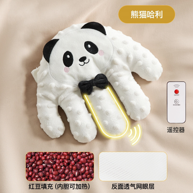 El bebé le da unas palmaditas en el trasero para conciliar el sueño.