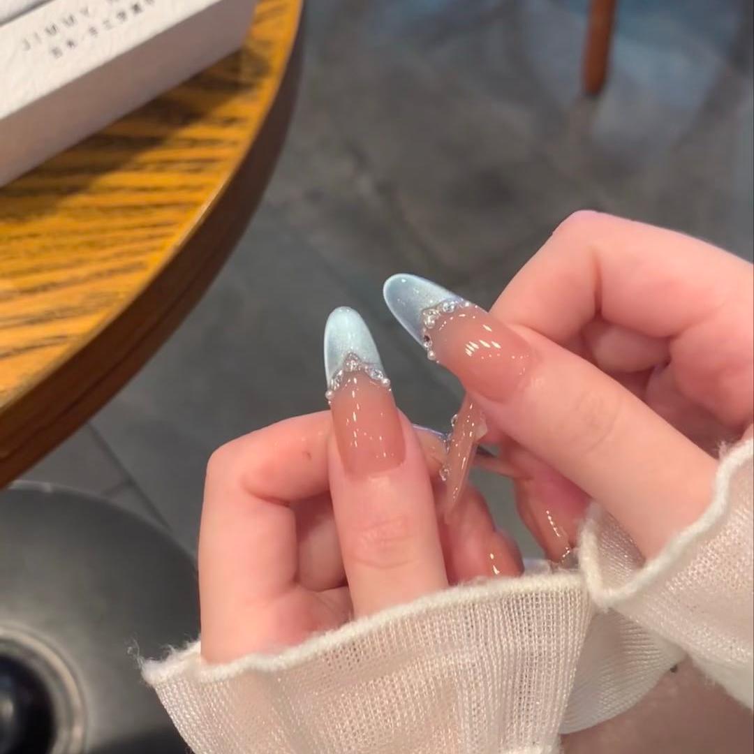 Ojos de gato azules buchilati usan parches de manicura para brillar y brillar con un parche de uñas hechas a mano.