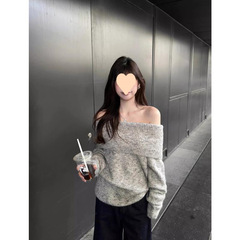 グレーの肩を露出した韓国系のプルオーバーセーター