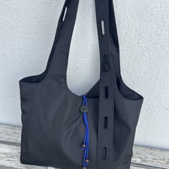 日本のシンプルな純色の編みひもショッピングバッグの大容量シングルショルダーは、斜め掛けの防水スポーツバッグを調節できます。