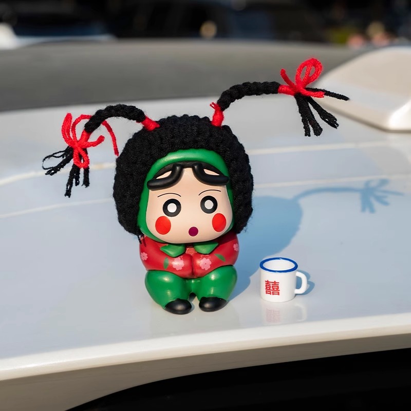 Decoración de coche Cuihua Village Flower Crayon Shin-chan Creativo Coche con decoración de celebridades de Internet Coche eléctrico Muñeca divertida Cola
