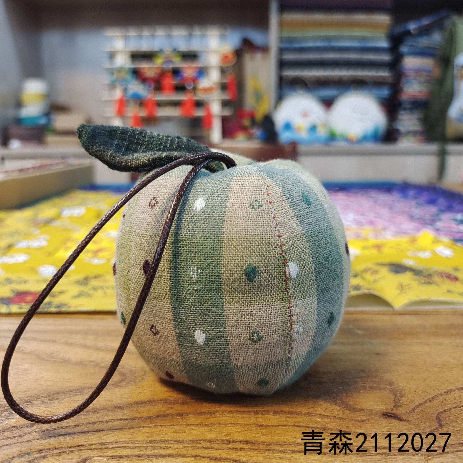 Tela de pera Lu Bordado hecho a mano bricolaje patchwork muñeca decoración regalo del estudiante artesanía tradicional flor tela colgante