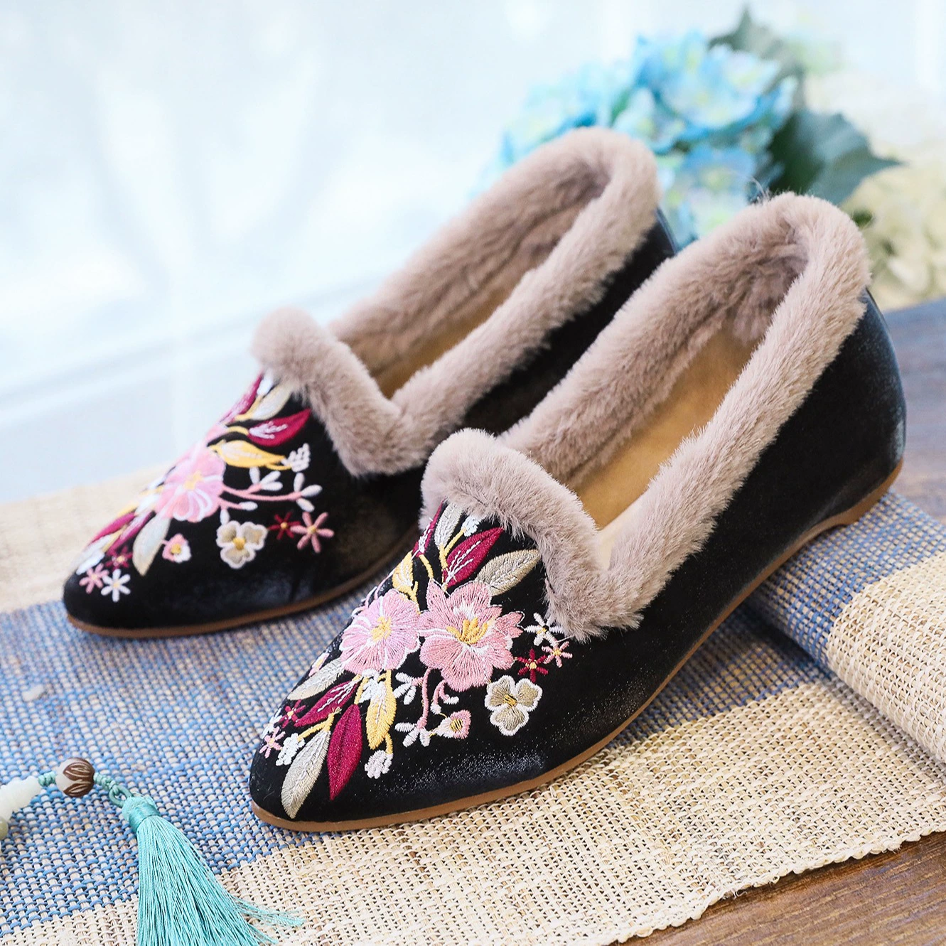 Туфли на флисовой подкладке с заусенцами, тканевые туфли с вышивкой, модная теплая Домашняя обувь, женская обувь в этническом стиле, хлопчатобумажная обувь, женская хлопковая обувь
