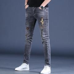 欧品の馬の刺繍のジーパンの男性の春と秋のファッションのブランドの紳士服の潮流は身を修める小さい足の男性のタイトなズボンです。
