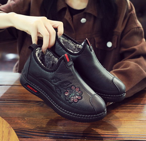 Old Beijing cloth shoes, women's shoes, mother's shoes, winter style plus velvet warm cotton shoes, elderly cotton shoes, snow boots wholesale