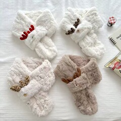 クリスマスの雰囲気感赤いヘラジカの角のぬいぐるみが首を囲んで毛羽立ちのマフラーを厚くしている女性は冬の韓国版の学生が保温している