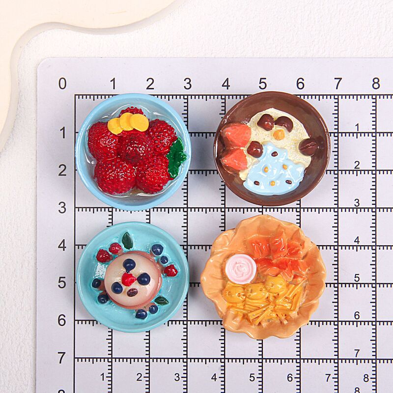 DIY冷蔵庫はアクセサリーのおもちゃの部品を貼ってデザートのケーキをシミュレーションします。|undefined