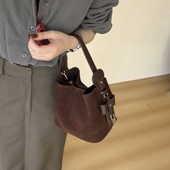 高级感麂皮绒包包女2025新款时尚百搭单肩包大容量通勤斜挎水桶包