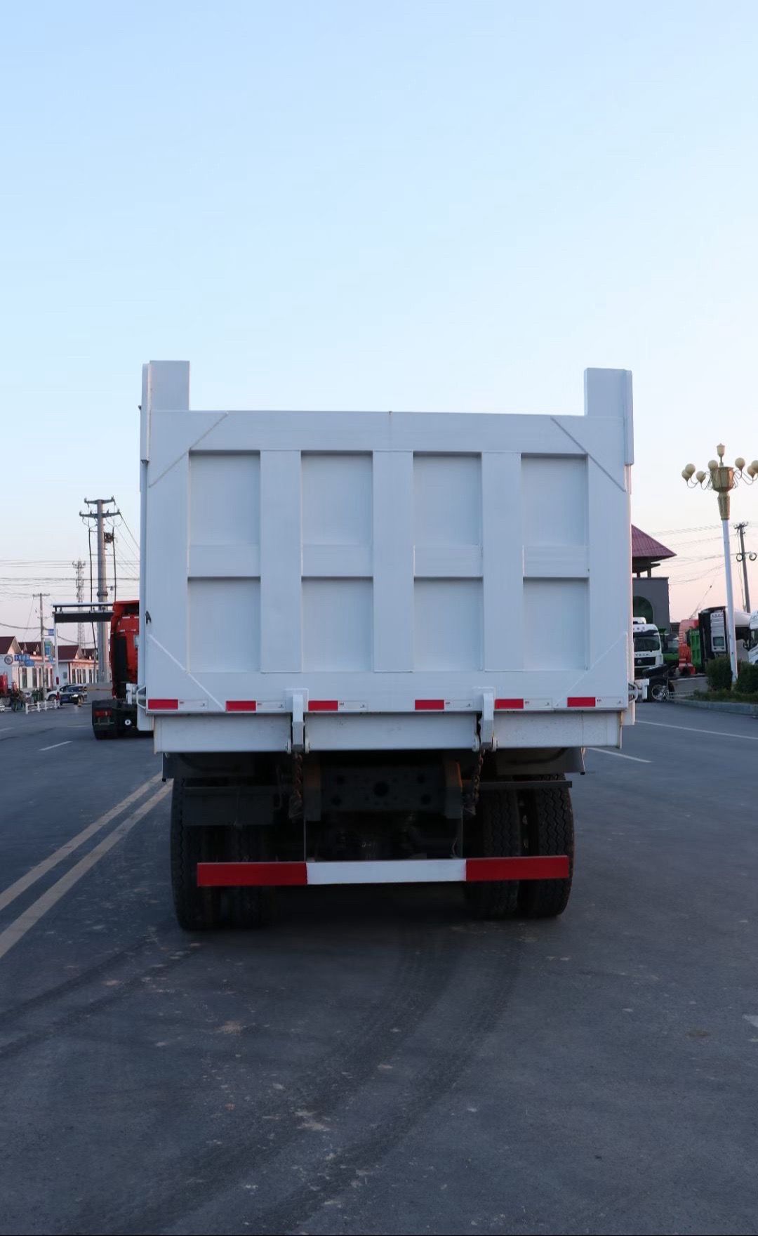 Cross-Border African Howo 8-Wheel 371-Horsepower Heavy-Duty National Standard 2 Dump Truck for Transporting Soil and Gravel