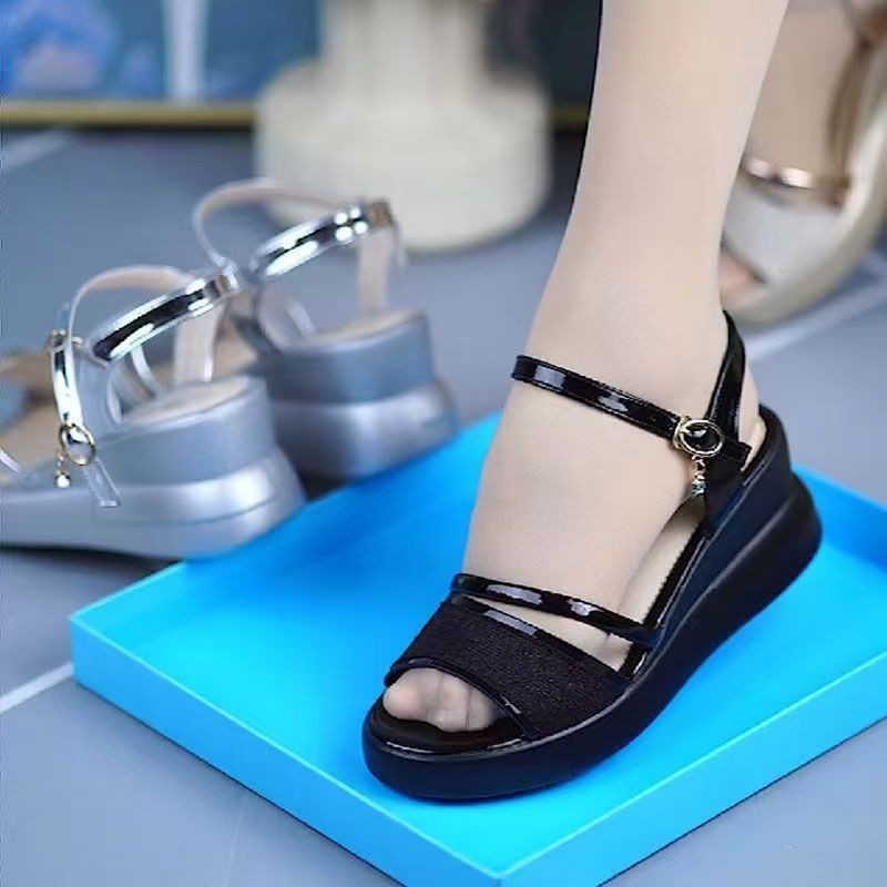 Sandalias romanas de tacón hembra de verano 2026 nueva moda exterior con suela gruesa aumentando la altura de los zapatos de madres con suela plana