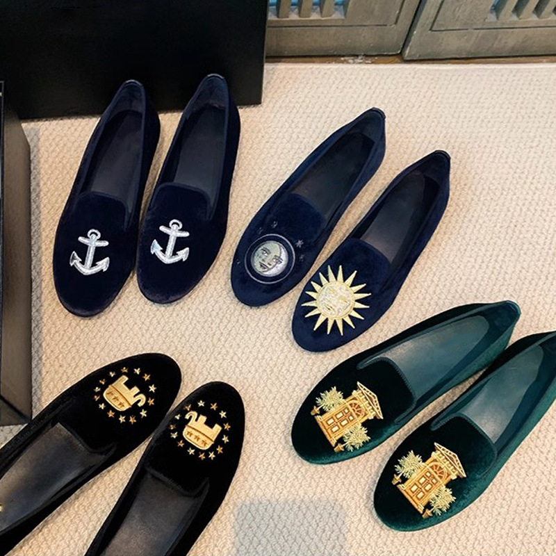 Nuevo estilo francés de otoño y invierno, bordado exquisito con un pedal de terciopelo plano con una base suave, zapatos de sol para mujeres.