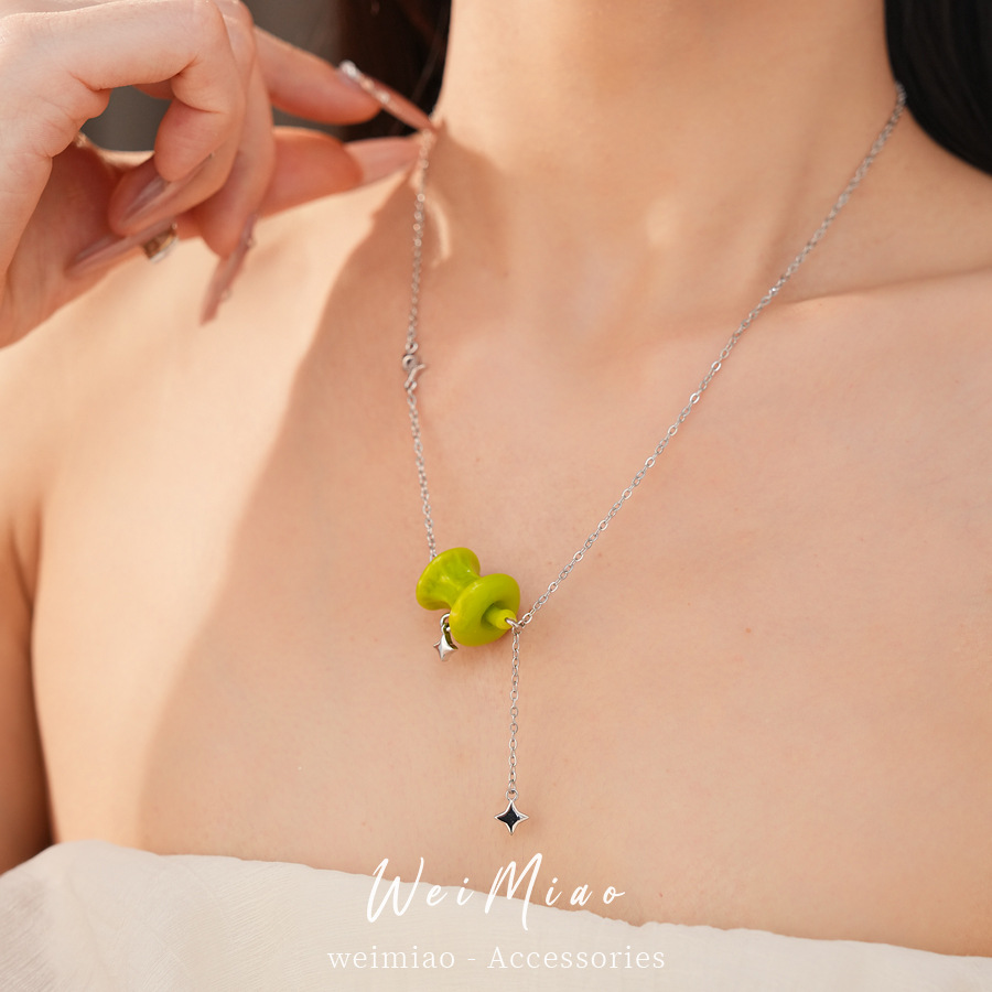 Resina cruzada de piedra iris collar de manzana ligero lujo nicho cadena de clavícula fresca y dulce conjunto de joyería