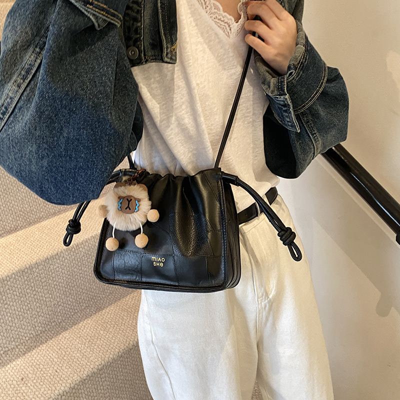 Otoño y invierno retro bolso explosivo para mujeres 2024 nuevo estilo de tendencia universal bolso pequeño estilo coreano nicho de alta calidad bolso de mochila