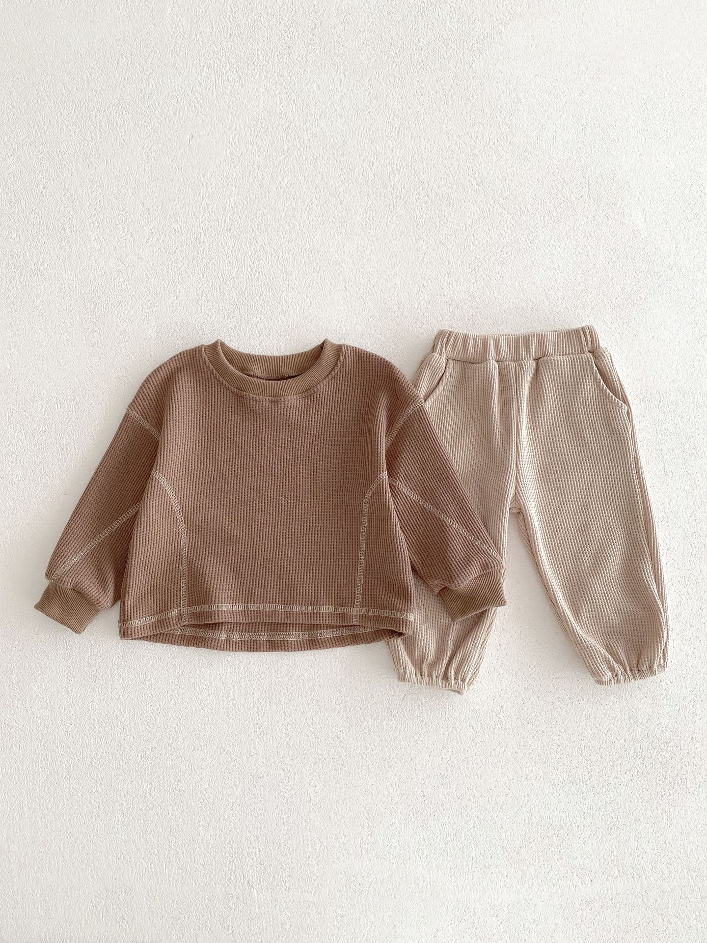 韓国版洋気子供服2023秋男女子供カジュアルゆったりワッフルセット長袖tシャツ赤ちゃんズボン