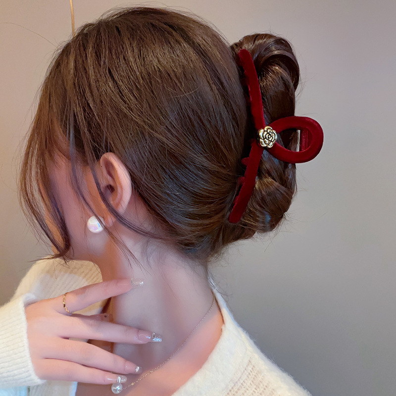 黒い大きいサイズのベルベットはツバキの花を挟んで高級感があります。