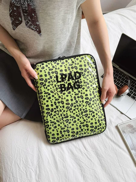 Cross-Border Korean New Transparent Leopard Print 11inch Apple iPad Sleeve Bag Trendy Cool 14inch Laptop Bag