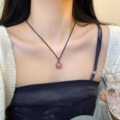イチゴの結晶猫の爪のペンダントのネックレスの女性の軽い豪華な大衆の高級感の鎖のシンプルな設計のファッション的なセーターの鎖