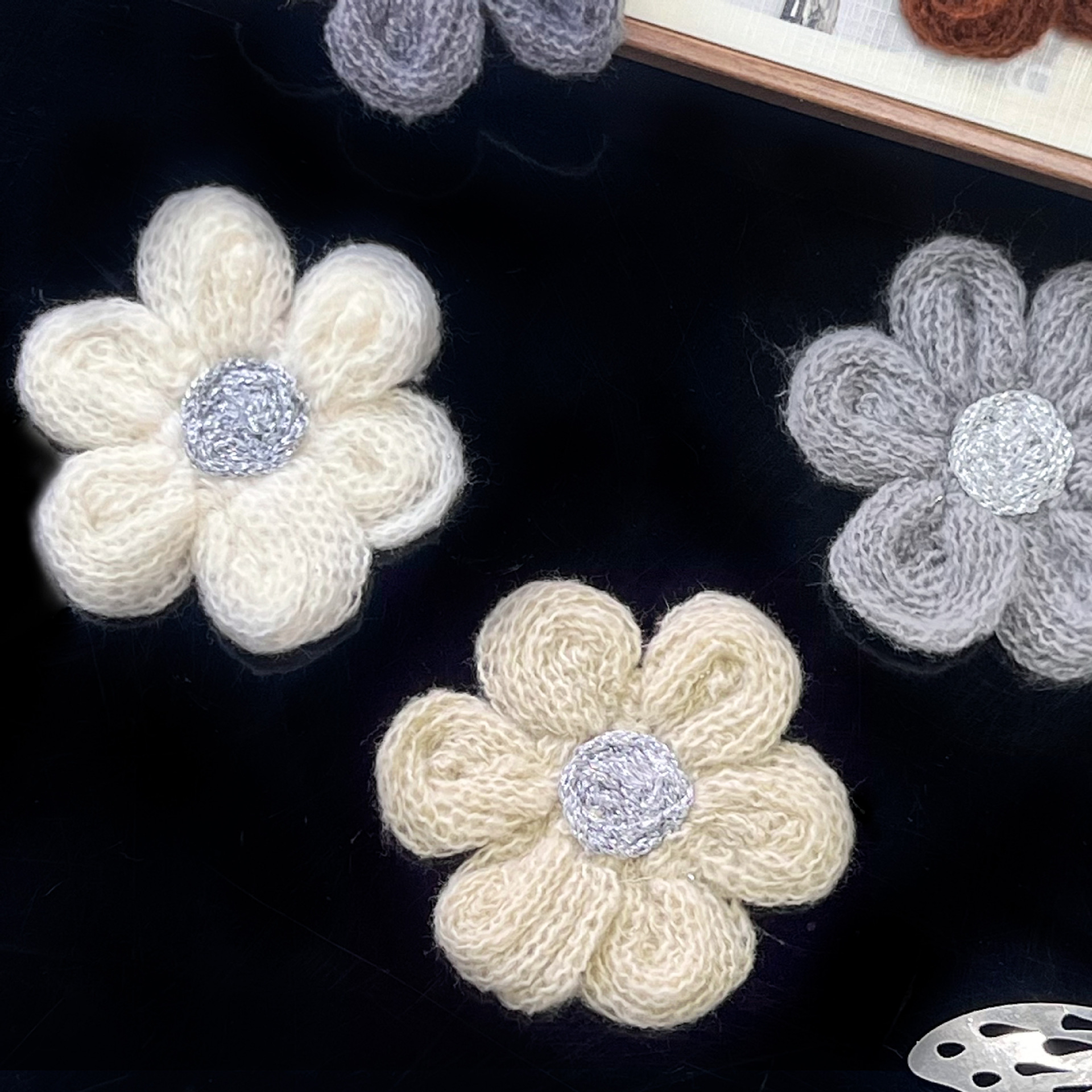 Flor de feltro de mano adorable ropa infantil accesorios flores suéter de invierno suéter de lana hecha a mano flores