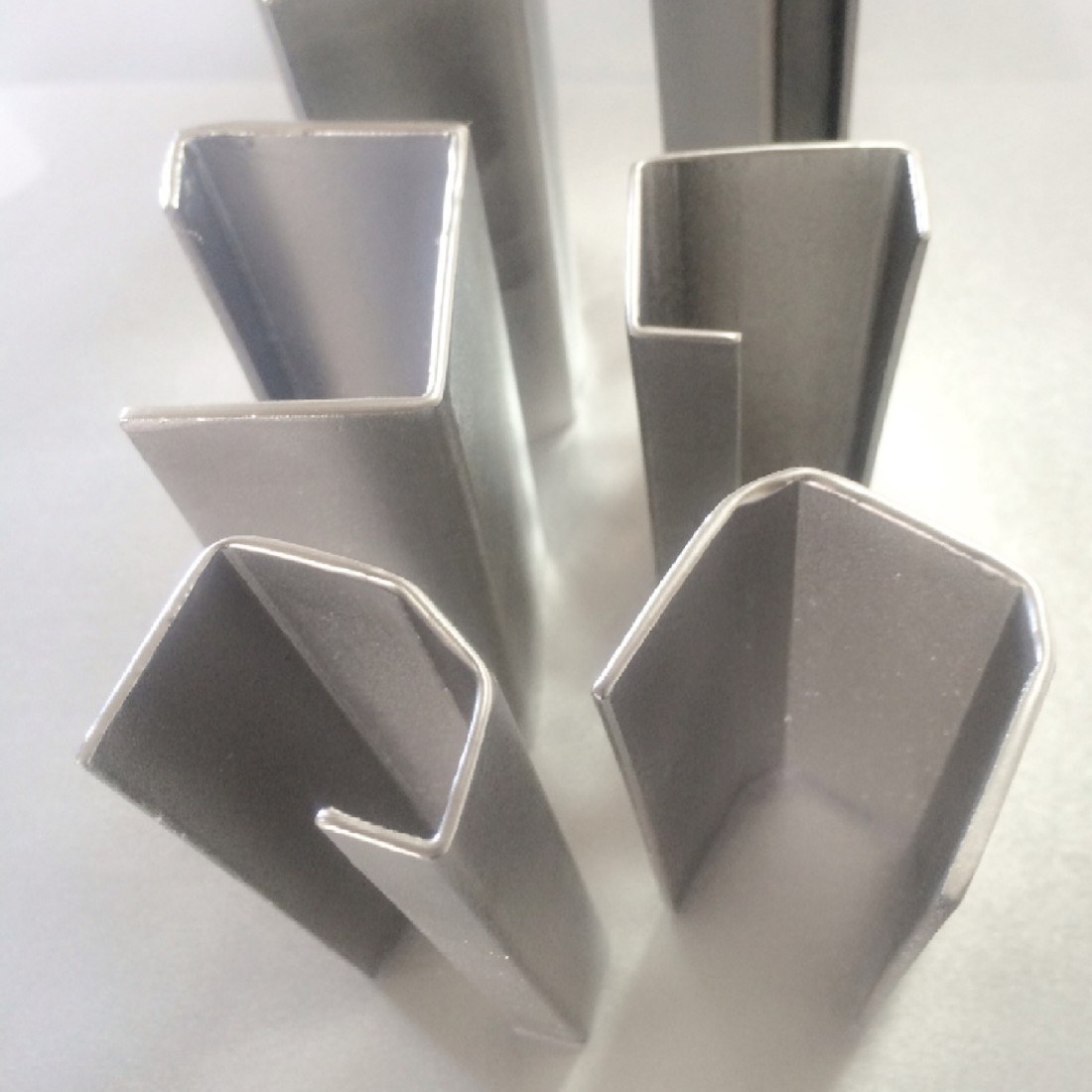 单折边C型钢， 塑钢钢衬、 single ruffled C profiled steel