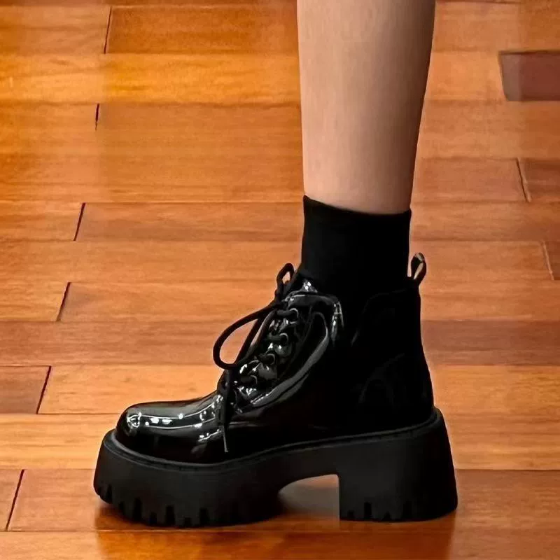 Черные женские ботинки в корейском стиле, осень 2023, новые короткие ботинки на толстой подошве и толстом каблуке, милые и крутые короткие ботинки для маленьких людей ins
