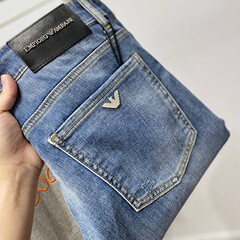 逸品のメンズジーンズに集中しています。