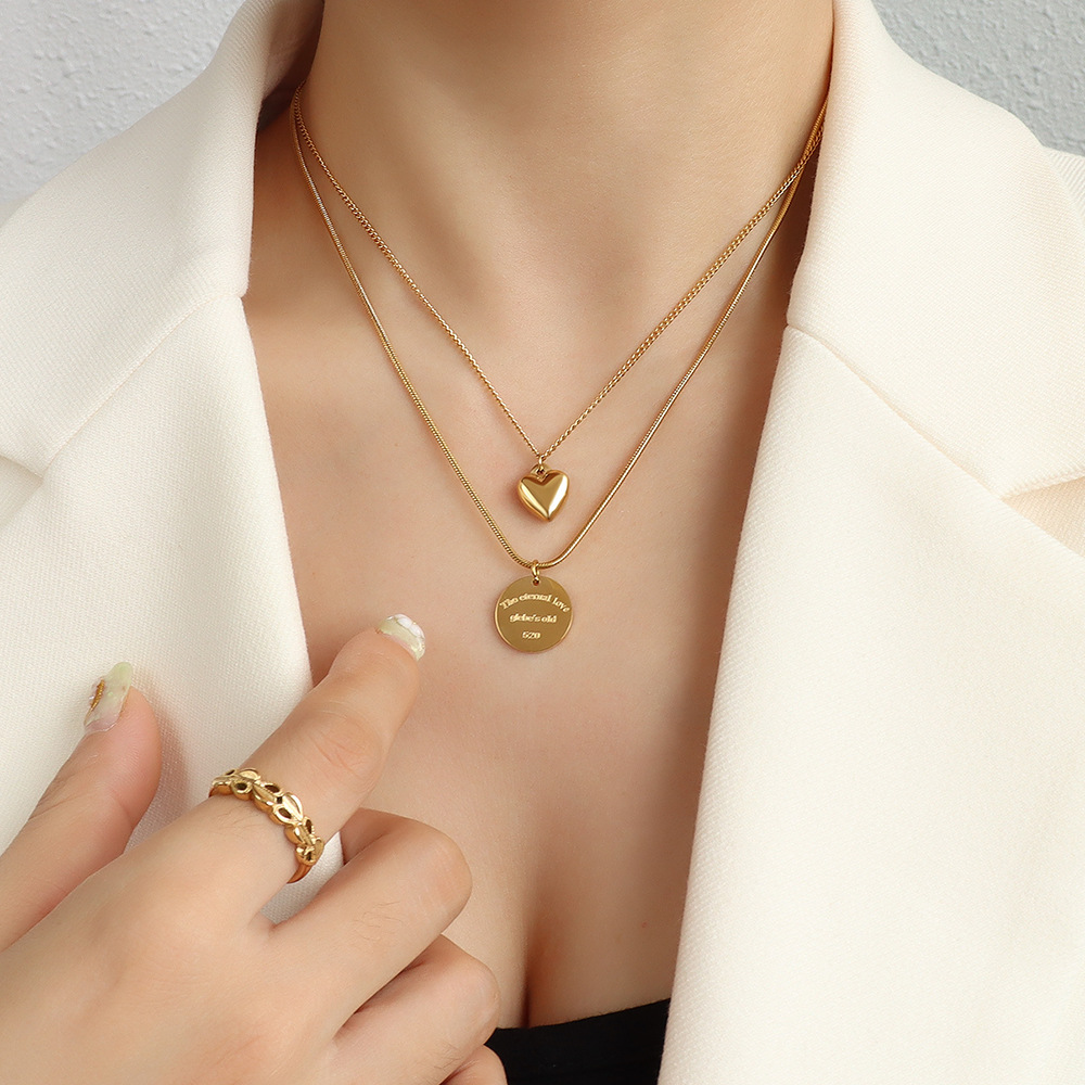 Collier double couche en acier titane et or avec pendentif en forme de cœur rond et chaîne de clavicule de style français Marka_voghion.com