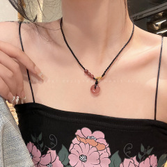 いちご晶平安ボタン編みペンダント黒紐ネックレス女性夏鎖鎖軽贅沢小衆高級デザイン感ストラップ