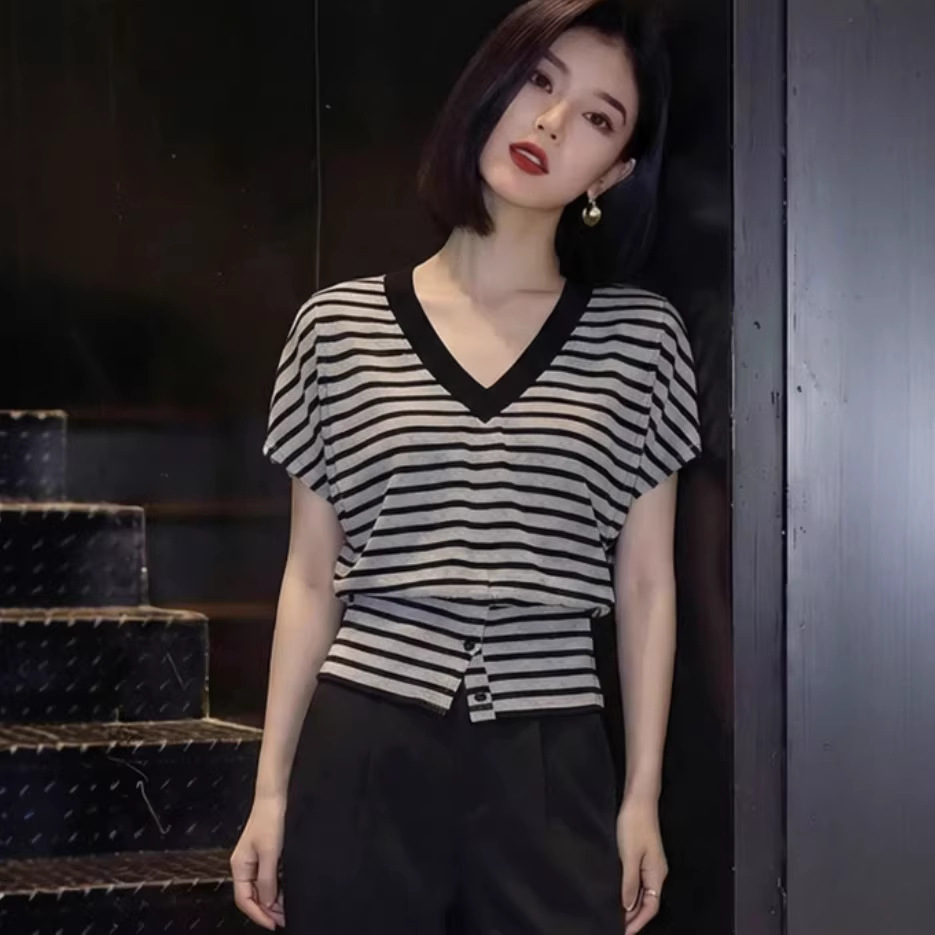 简约高级感黑白条纹短袖上衣2026夏季新款下摆纽扣设计感百搭上衣