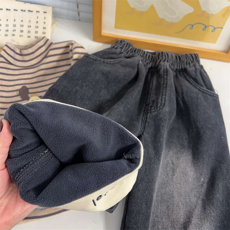 Niños con pantalones jeans de piernas de invierno para niños y niñas, pantalones casuales más gruesos y calentados.