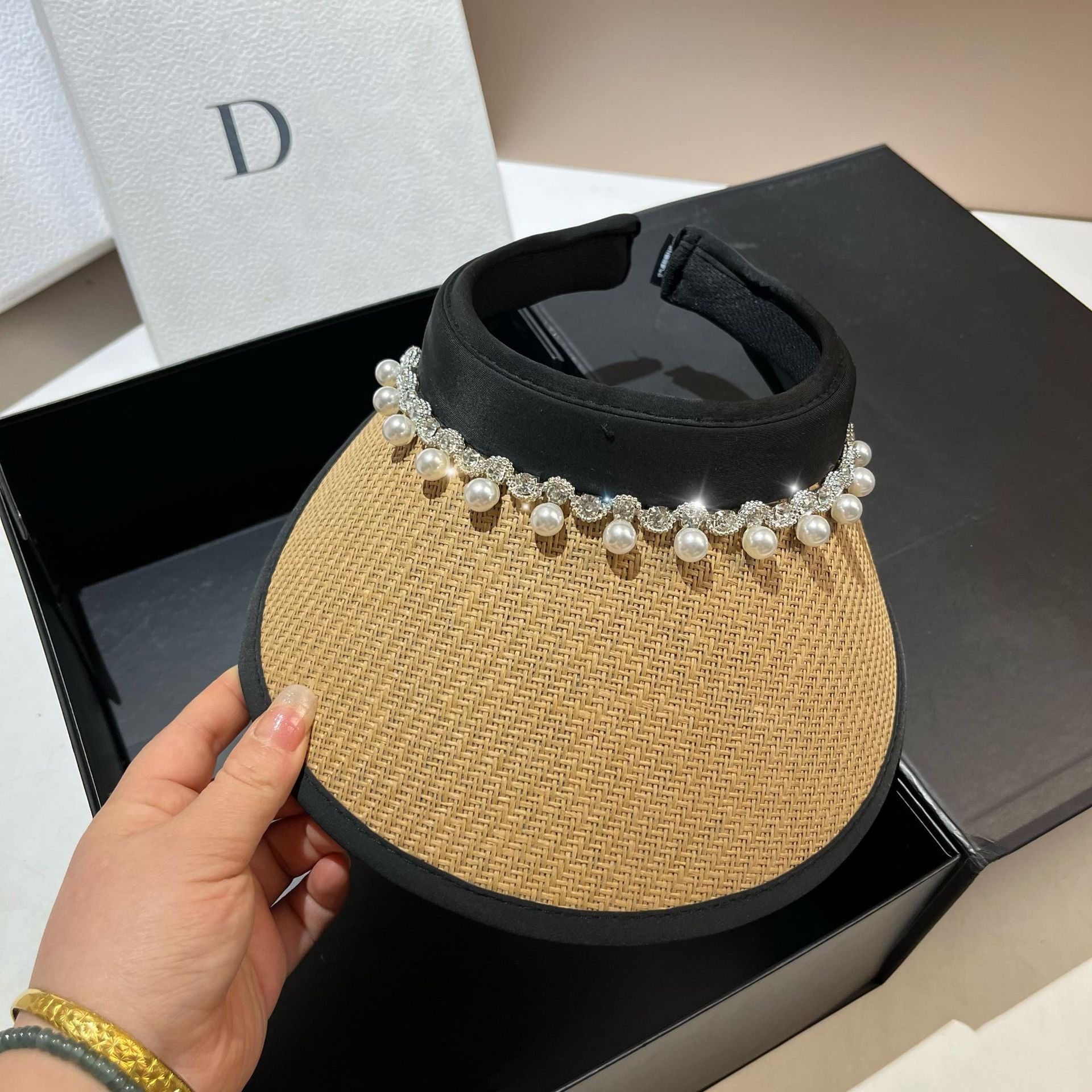 Korean version of Xiaoxiangfeng light luxury pearl rhinestone hollow top for women's summer outdoor travel, lightweight_voghion.com