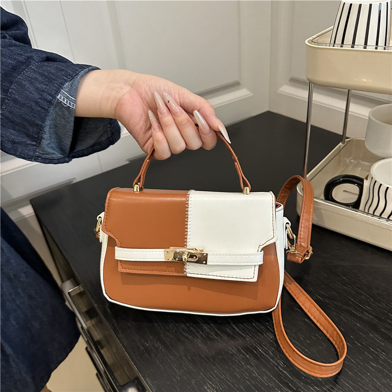 Nuevo estilo de verano de costura en 2025, nuevo estilo, temperamento de gran capacidad, mensajero simple de un solo hombro, bolso cuadrado pequeño portátil, bolso femenino