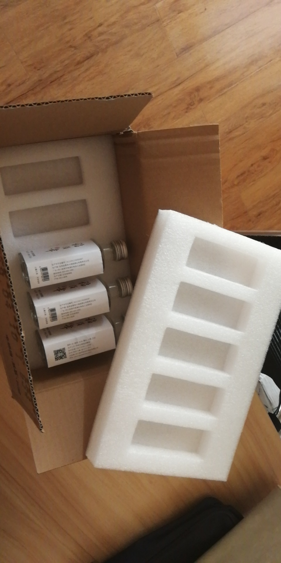 厂家供应白色珍珠棉缓冲包装泡沫/酒瓶成型快递包装泡沫