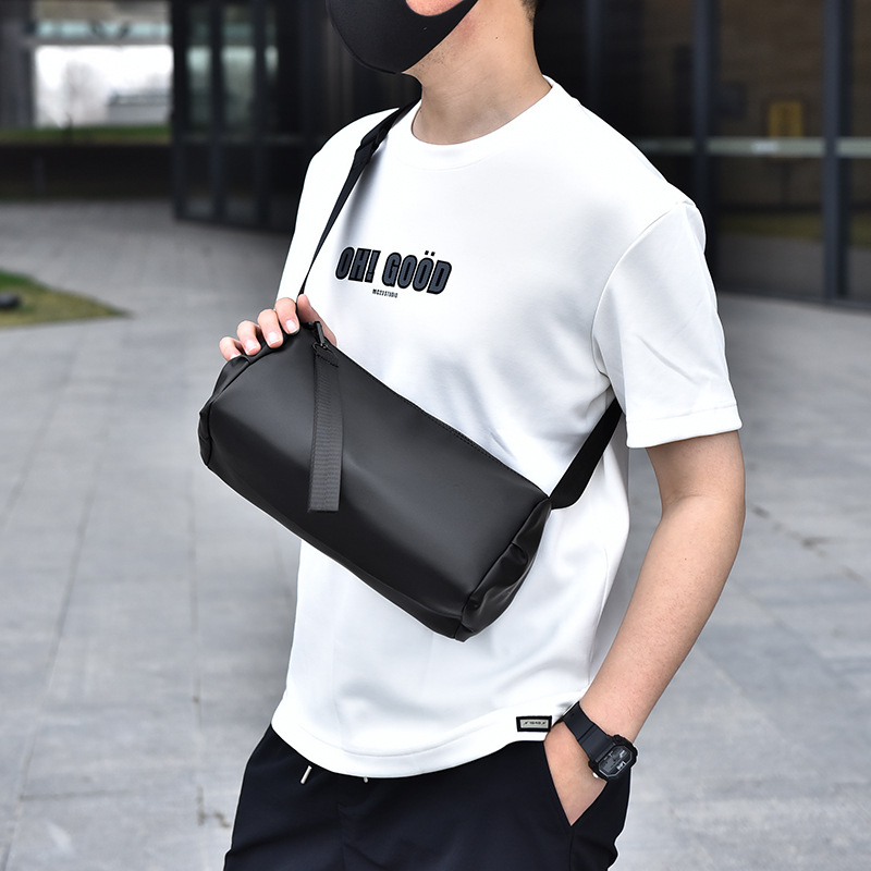 Película de cuero transfronteriza, mochila de hombre ligera, mochila cilíndrica simple, multifuncional, mochila deportiva casual para hombres.