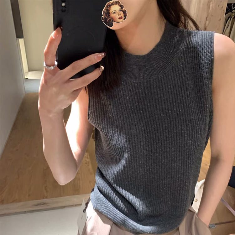 Knitted vest with a round collar sleevless
