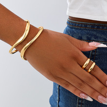 1套时尚高级极简主义金属光面波浪双层镂空开口手镯戒指首饰套装