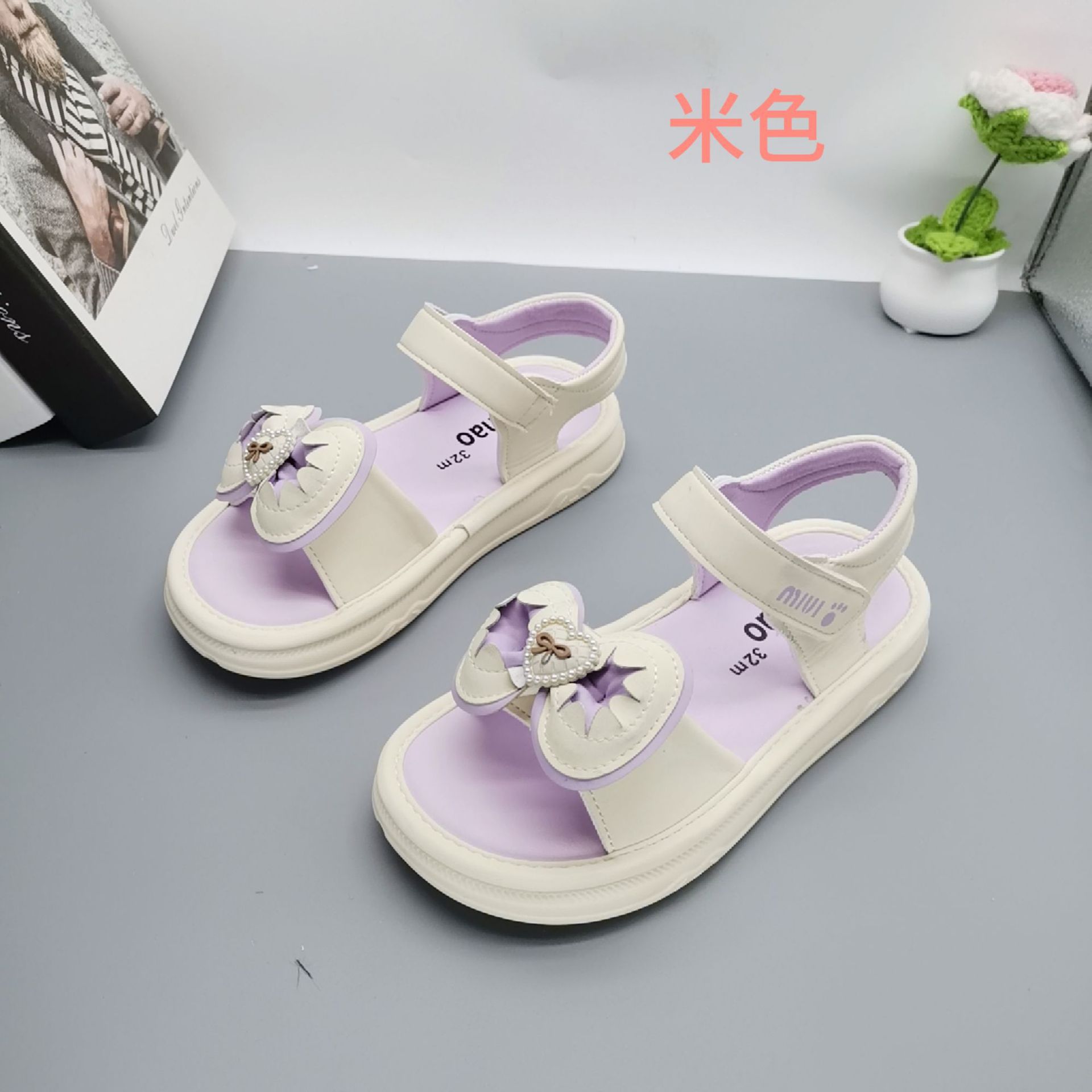 Sandalias para niñas estilo de verano 2025 estilo caliente zapatos de playa para niños zapatos de verano nuevos zapatos para niñas zapatos de princesa de estilo occidental